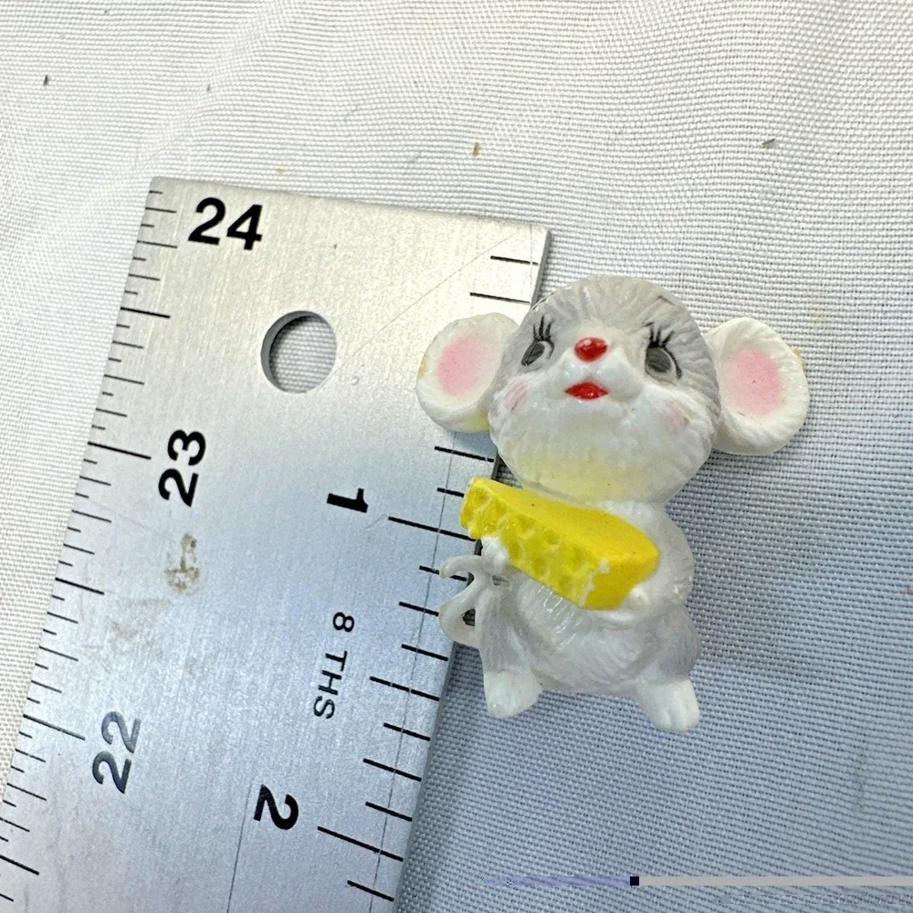 Dollhouse Miniature Mouse w Cheese Animal 1-1/16 inch high